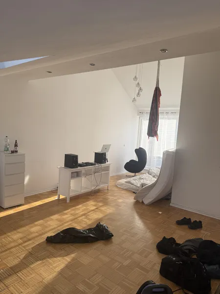 Schöne Dachgeschosswohnung 2,5 Zimmer Nähe Schiller Platz ab 1.11.2026 — photo 1